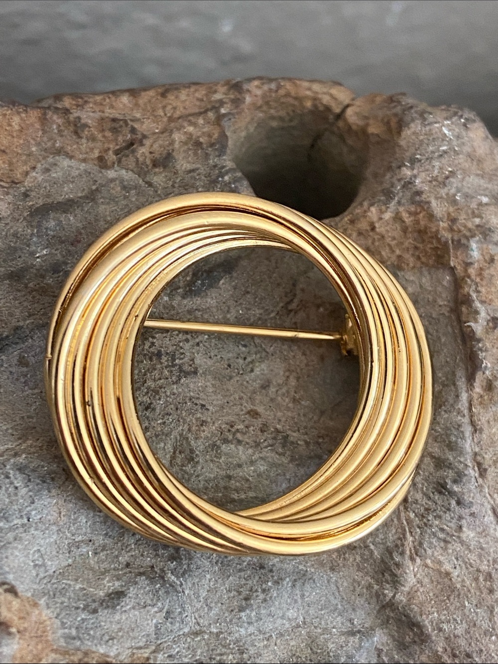 Vintage 80s Gold Tone Circle Swirl Broach